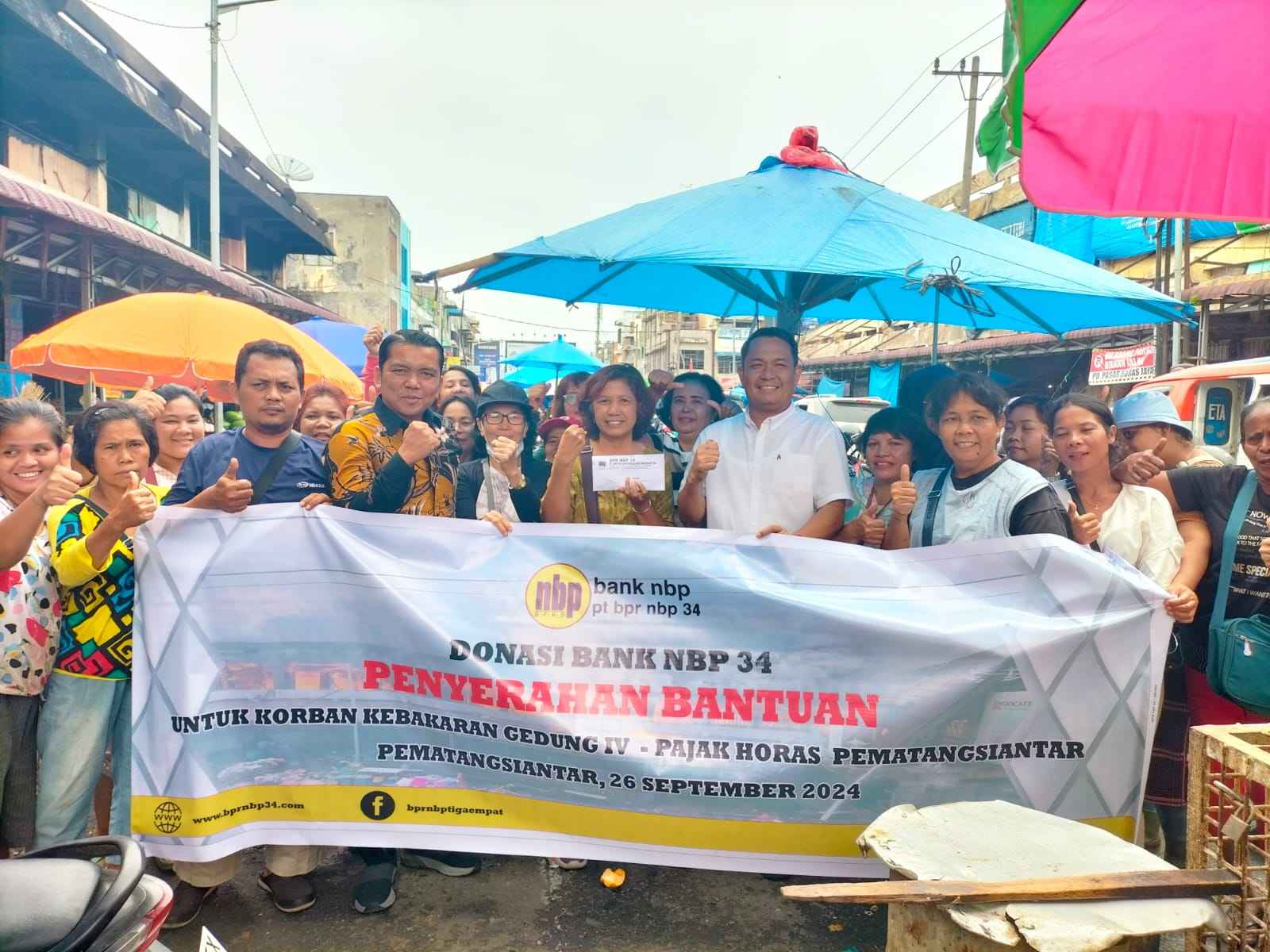Bank NBP 34 Menyerahan Bantuan korban Kebakaran Pajak Horas 